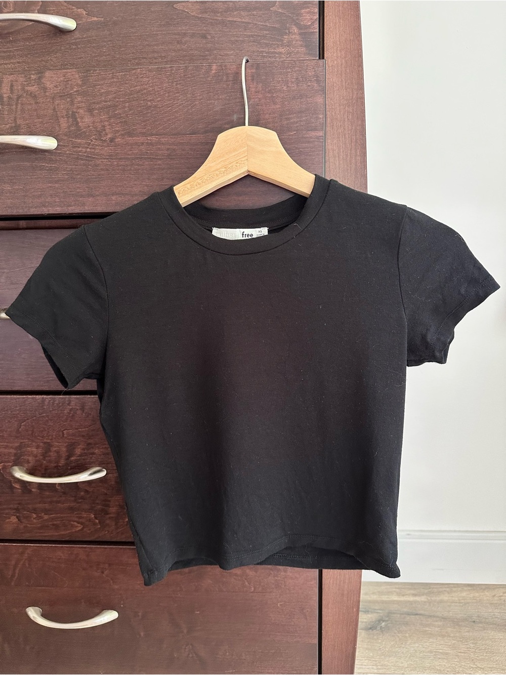 Aritzia Wilfred Free Black Cropped Crewneck Tee